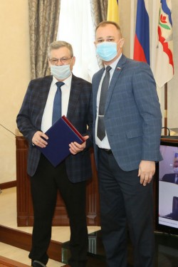Игорь Батулков поздравил председателя Волгодонского клуба моряков-подводников Юрия Лебедева с юбилеем