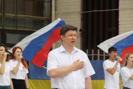 Поднимаем свой флаг: депутаты вместе с горожанами поддержали гимном страны наших спортсменов на открытии Олимпиады в Токио