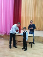 Депутат Сергей Асташкин вручил школьникам значки ГТО
