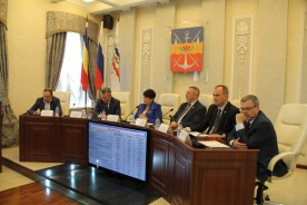 Волгодонские депутаты единогласно поддержали первый отчет главы Администрации города Виктора Мельникова
