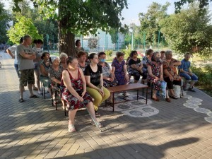 Депутат округа № 4 Думы Волгодонска Георгий Ковалевский провел встречу с жителями двора «Комфортная среда»