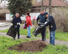 Сотрудники Волгодонской городской Думы привели в порядок после зимы сквер «Юность» 