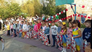 В 16 округе дружно всем округом поздравили первоклассников