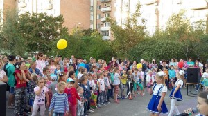 В 16 округе дружно всем округом поздравили первоклассников