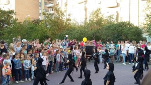 В 16 округе дружно всем округом поздравили первоклассников
