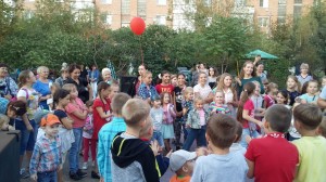 В 16 округе дружно всем округом поздравили первоклассников