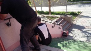 Для удобства ветеранов на входе в общественную приемную депутата А.В.Бородина установлен поручень 