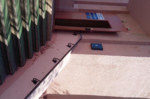 Для удобства ветеранов на входе в общественную приемную депутата А.В.Бородина установлен поручень 