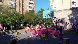 По инициативе депутата А.В.Бородина для детей в округе 16 прошел праздник «Пусть всегда будет солнце!»