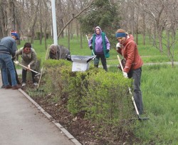 Сотрудники Волгодонской городской Думы привели в порядок после зимы сквер «Юность»