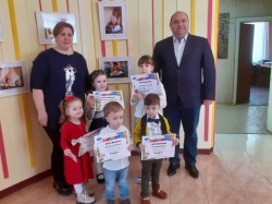 Депутат округа № 4 Георгий Ковалевский наградил юных победителей фотоконкурса «Я+Книга»