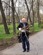 Сотрудники Волгодонской городской Думы привели в порядок после зимы сквер «Юность» 