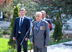 39 лет назад произошла авария на Чернобыльской АЭС: волгодонцы возложили цветы к памятному знаку, пострадавшим от радиационных катастроф