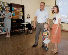 «Мама, папа, я – читающая семья!»: фотоконкурс в поддержку семейного чтения объединил более 50 участников 