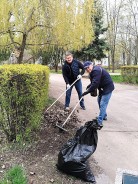 Сотрудники Волгодонской городской Думы привели в порядок после зимы сквер «Юность» 