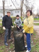 Сотрудники Волгодонской городской Думы привели в порядок после зимы сквер «Юность» 