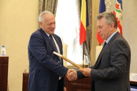 Майская Дума: юбилей депутатов, поздравление предпринимателей и рассмотрение отчета о работе прокуратуры