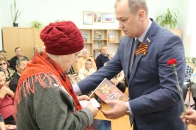Волгодонские депутаты вручили юбилейные медали ветеранам