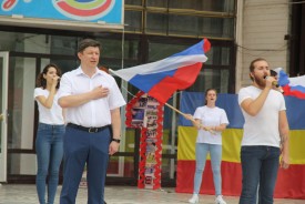 Поднимаем свой флаг: депутаты вместе с горожанами поддержали гимном страны наших спортсменов на открытии Олимпиады в Токио