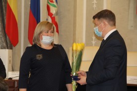 На внеочередной Думе депутаты приняли изменения в бюджете и поздравили коллегу с новым назначением