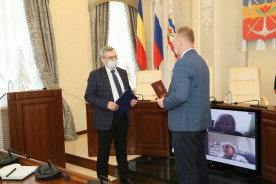 Игорь Батулков поздравил председателя Волгодонского клуба моряков-подводников Юрия Лебедева с юбилеем