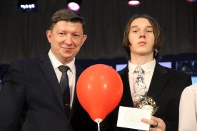 Сергей Ладанов наградил участников конференции Академии юных исследователей 