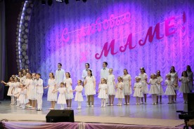 Игорь Батлуков поздравил волгодончанок с Днём матери