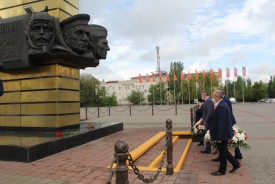В Волгодонске возложили цветы к Стелле Победы и братским могилам