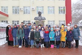 Ученики школы №7 возложили цветы к памятнику Героя России Михаила Ревенко