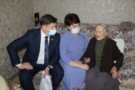 Сергей Ладанов поздравил ветеранов с наступающим Новым годом
