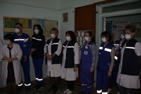 Сотрудники скорой медицинской помощи принимают поздравления 
