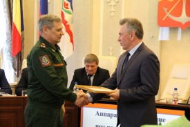 На аппаратном совещании в Администрации поздравили сразу двух юбиляров