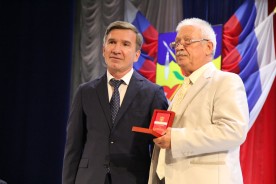 Людмила Ткаченко вручила знак “Почетный гражданин» Николаю Речкину