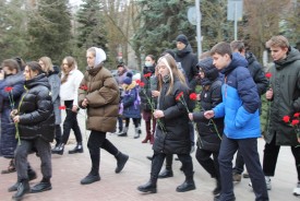 Зампред Думы Игорь Батлуков возложил цветы к памятнику Героя России Михаила Ревенко
