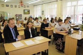 Волгодонские депутаты и их помощники проводят уроки мужества в школах