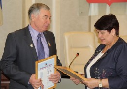 Председатель Думы-глава наградила Почетными грамотами известных юбиляров