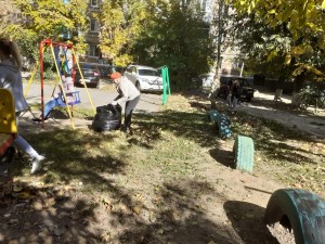 В округе № 4 Волгодонска жители вместе с депутатом дружно вышли на субботник