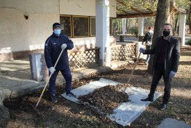 Успели убрать до первого снега: помощники депутатов приняли участие в городском субботнике