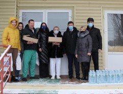 Депутаты-единороссы поздравили с наступающим Новым годом сотрудников ковидного госпиталя