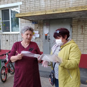 Округ №5. Участие в городской акции по раздаче защитных масок.
