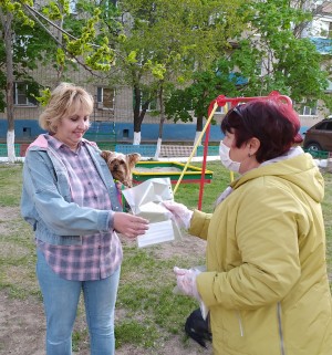 Округ №5. Участие в городской акции по раздаче защитных масок.