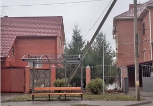 В округе № 4 Волгодонска начали установку остановочного павильона на улице Пионерской
