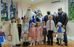  В округе № 4 Волгодонска в гости к юным жителям пришли Дед Мороз и Снегурочка