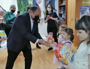  В округе № 4 Волгодонска в гости к юным жителям пришли Дед Мороз и Снегурочка