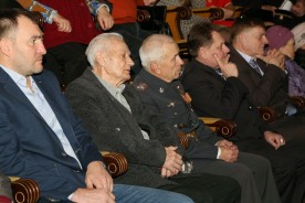 Сотрудники правоохранительных органов принимали поздравления с профессиональным праздником