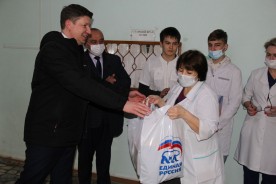 Сотрудники скорой медицинской помощи принимают поздравления 