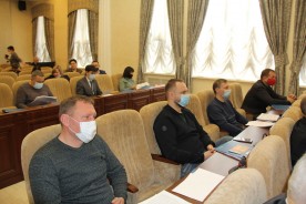 На внеочередной Думе депутаты приняли изменения в бюджете и поздравили коллегу с новым назначением