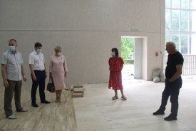 Депутаты посмотрели ход выполнения работ в ДК «Октябрь»