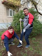 Депутаты вместе с жителями провели субботники в избирательных округах