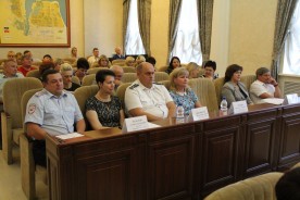 Заседание Думы: вопросы к полиции и поздравления коллег